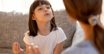 Bambina fa esercizi per la balbuzie