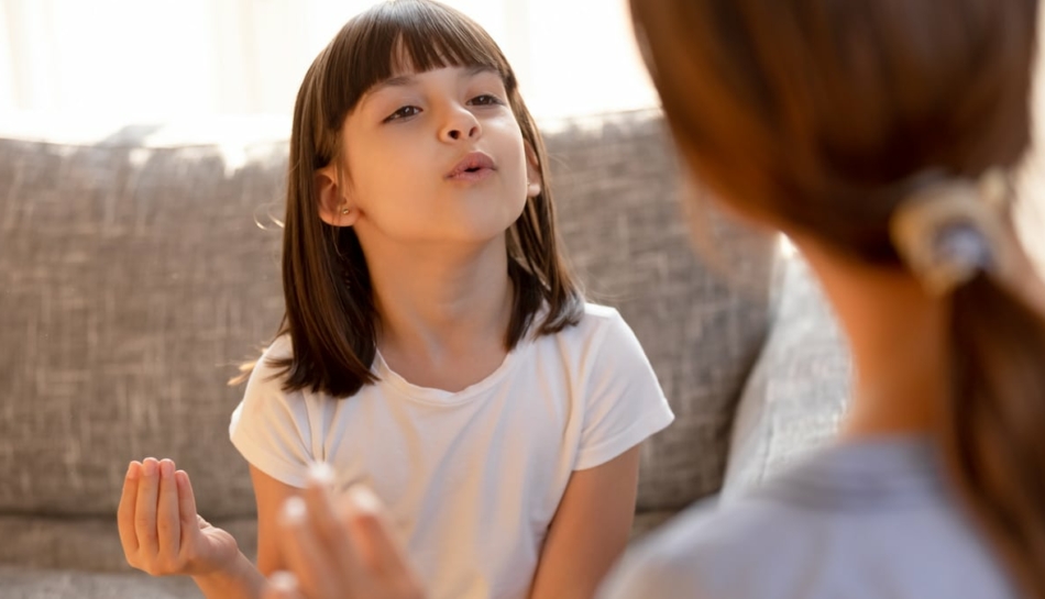 Bambina fa esercizi per la balbuzie