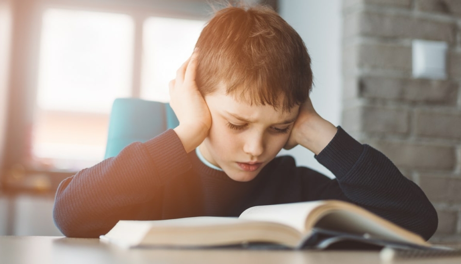 Bambino con dislessia legge un libro