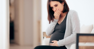 Donna soffre di nausea in gravidanza