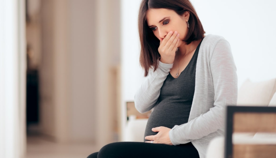 Donna soffre di nausea in gravidanza
