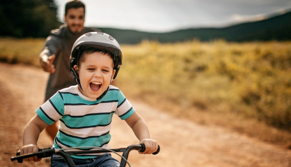 Bambino che impara ad andare in bicicletta da solo