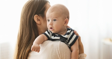 Bambino che sta per fare un rigurgito