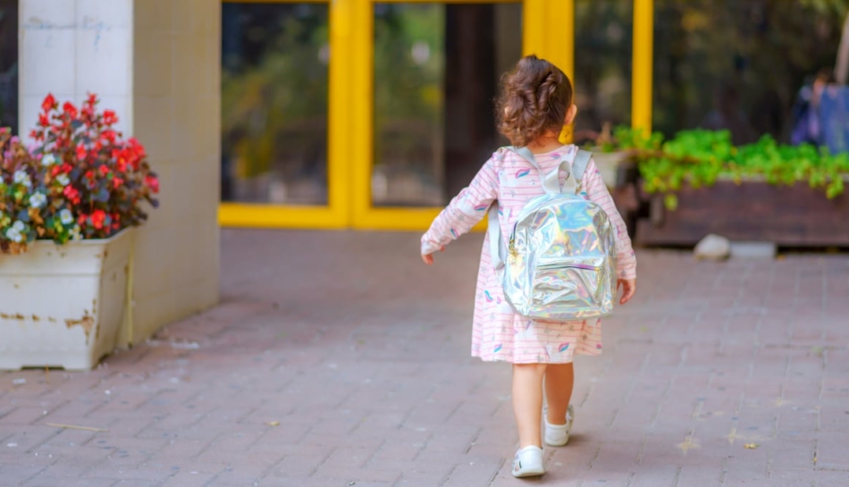 Bambina entra per la prima volta all'asilo