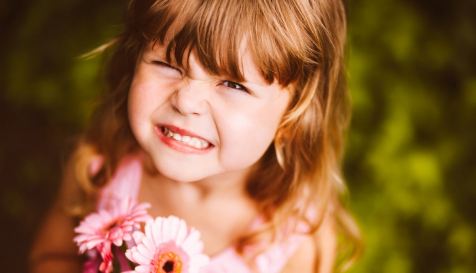 Primo piano di una bambina che fa una smorfia