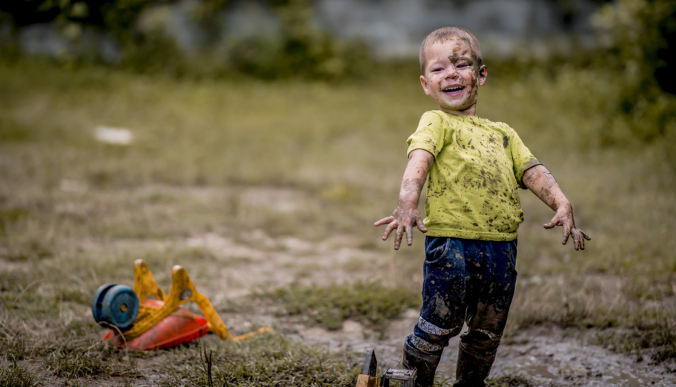 bambino gioca con il fango