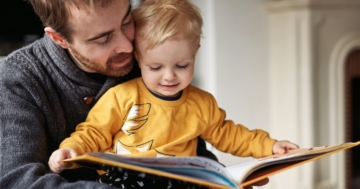 Genitore legge un libro al suo bambino