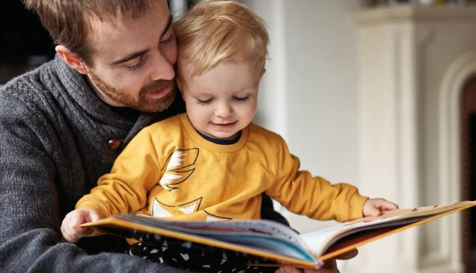 Genitore legge un libro al suo bambino