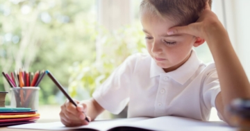 bambino disortografico fa i compiti a casa