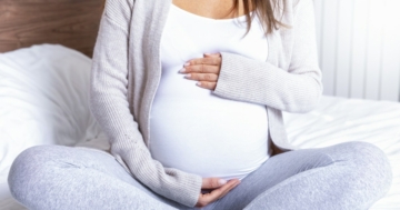 primo piano della pancia di una donna incinta