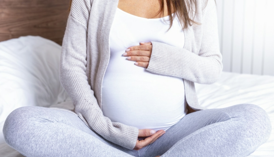 primo piano della pancia di una donna incinta