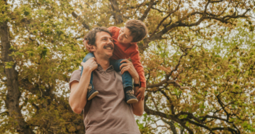 padre e figlio giocano