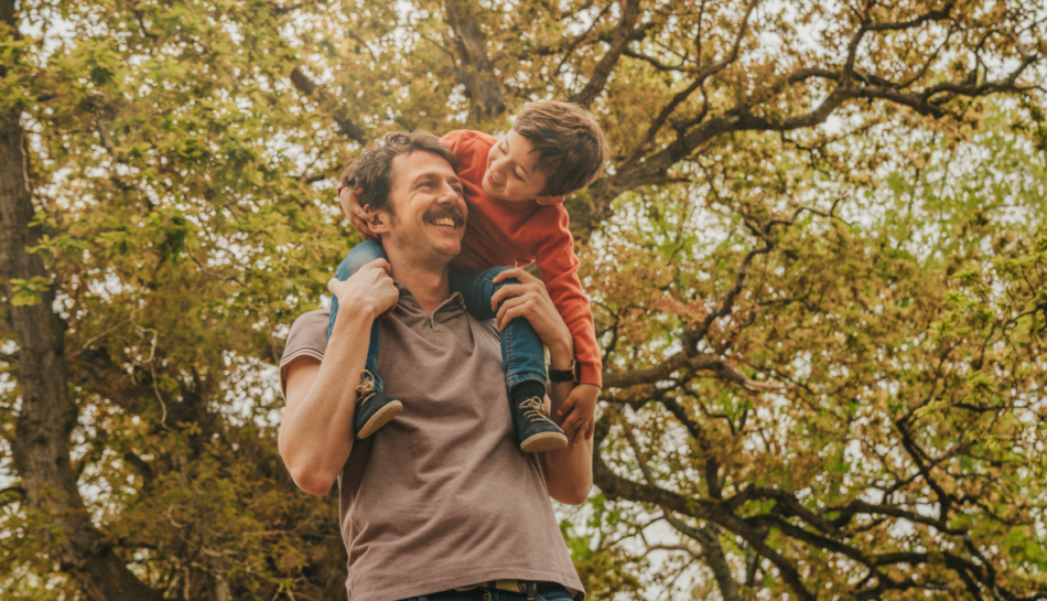 padre e figlio giocano