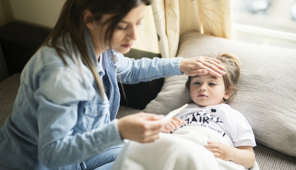 Mamma misura la febbre al suo bambino