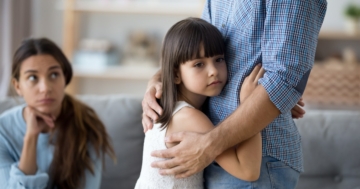 Figlia abbraccia il padre