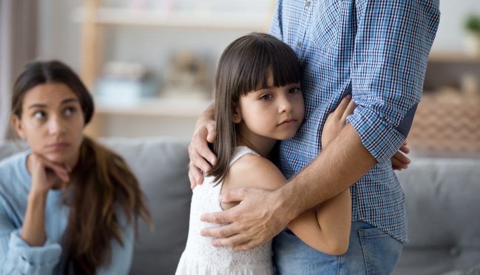 Figlia abbraccia il padre