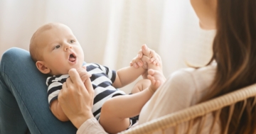 Bambino cerca di utilizzare il linguaggio mentre gioca con la madre