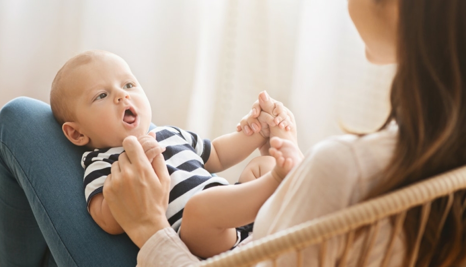 Bambino cerca di utilizzare il linguaggio mentre gioca con la madre