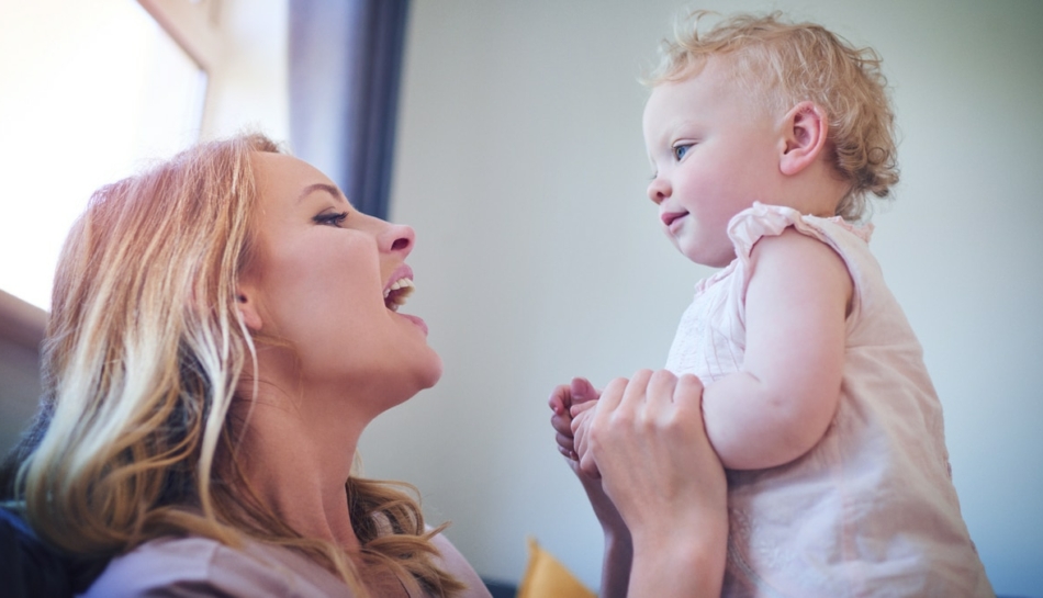 Mamma parla alla propria bambina per svilupparne il linguaggio