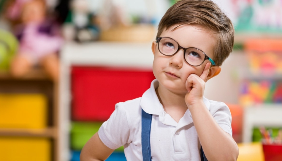 Bambino fermo a pensare e immaginare