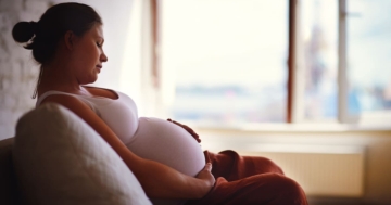 Donna preoccupata per le perdite bianche durante la gravidanza