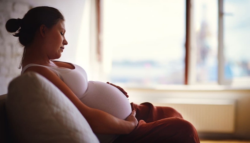 Donna preoccupata per le perdite bianche durante la gravidanza