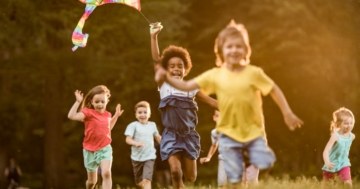 Bambini giocano al parco