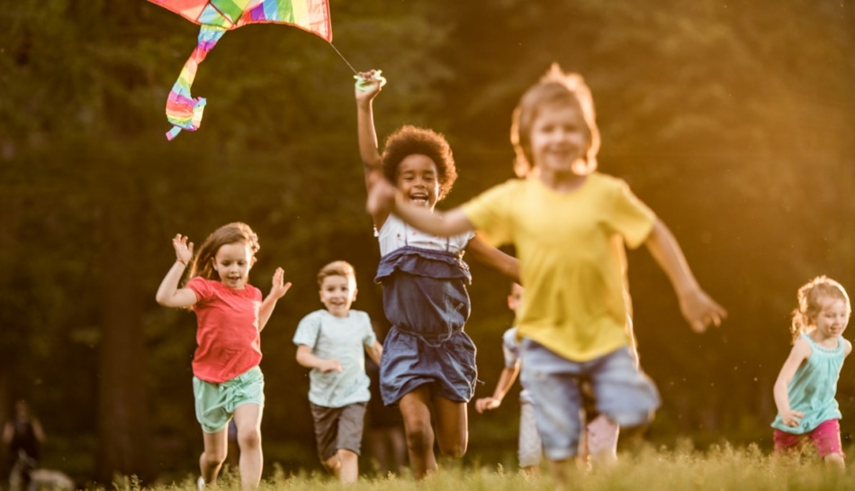 Bambini giocano al parco