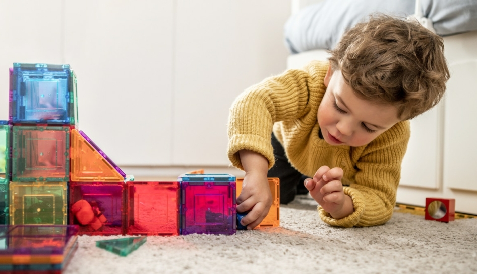 Bambino concentrato mentre gioca