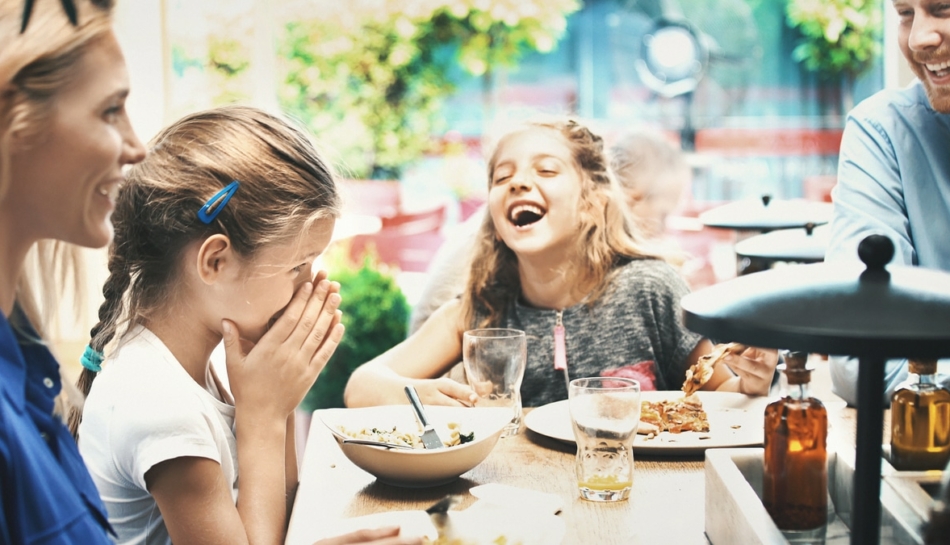 Famiglia parla a tavola durante il pasto