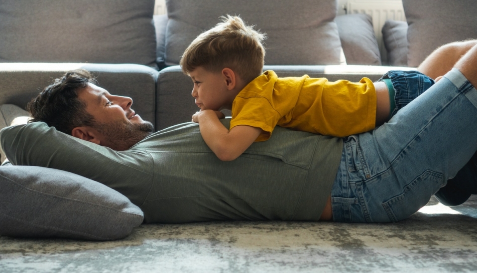 Padre e figlio sdraiati assieme