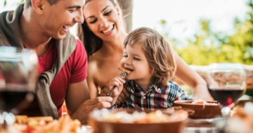 Famiglia si diverte durante un pranzo al ristorante