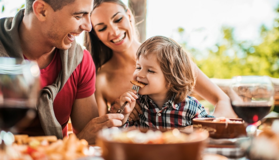 Famiglia si diverte durante un pranzo al ristorante