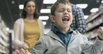 Bambino urla in un supermercato