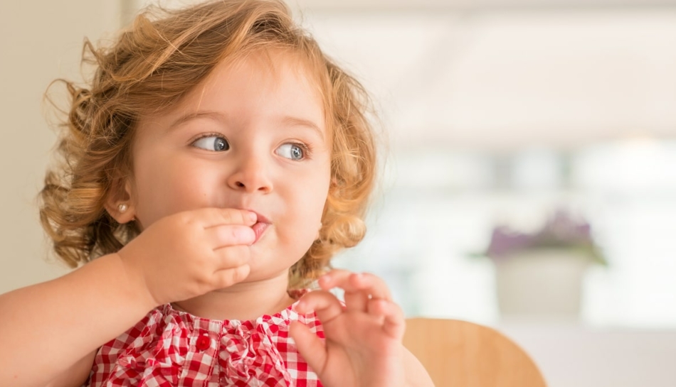 Bambina riceve caramelle come premio