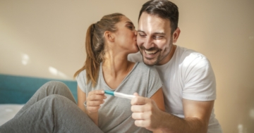 Coppia felice dopo test di gravidanza positivo