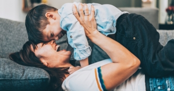 Mamma e figlio giocano sul divano