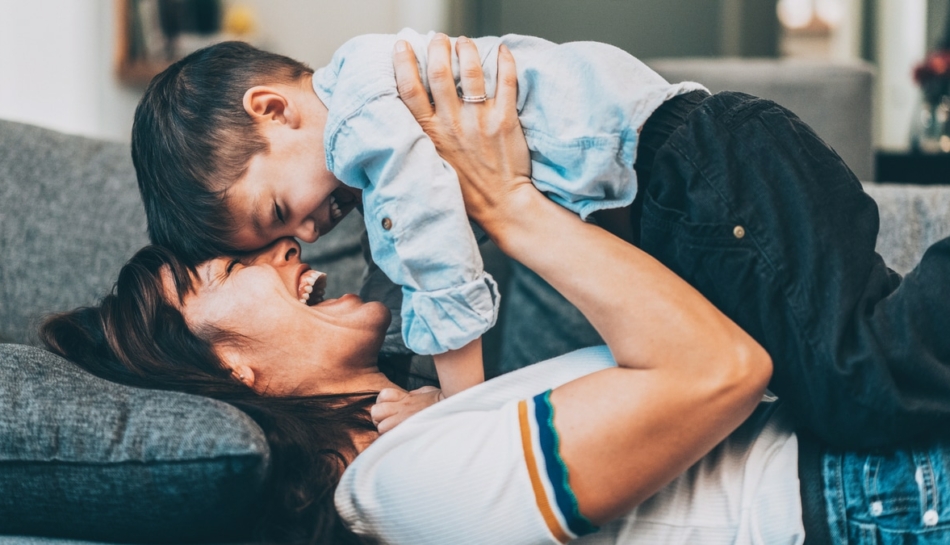 Mamma e figlio giocano sul divano