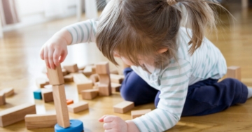 Bambina di 2 anni gioca in casa