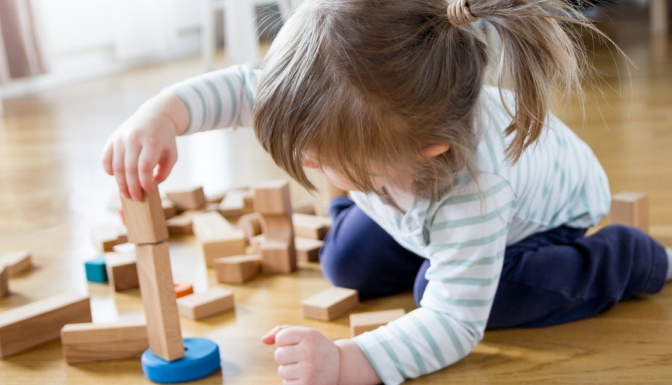 Bambina di 2 anni gioca in casa