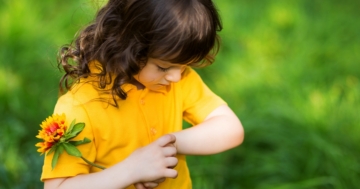 Bambina al parco si gratta