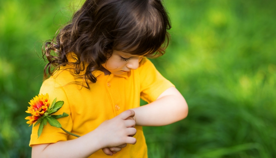 Bambina al parco si gratta