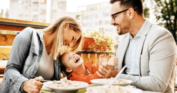 Famiglia in un ristorante all'aperto