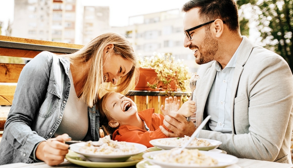 Famiglia in un ristorante all'aperto