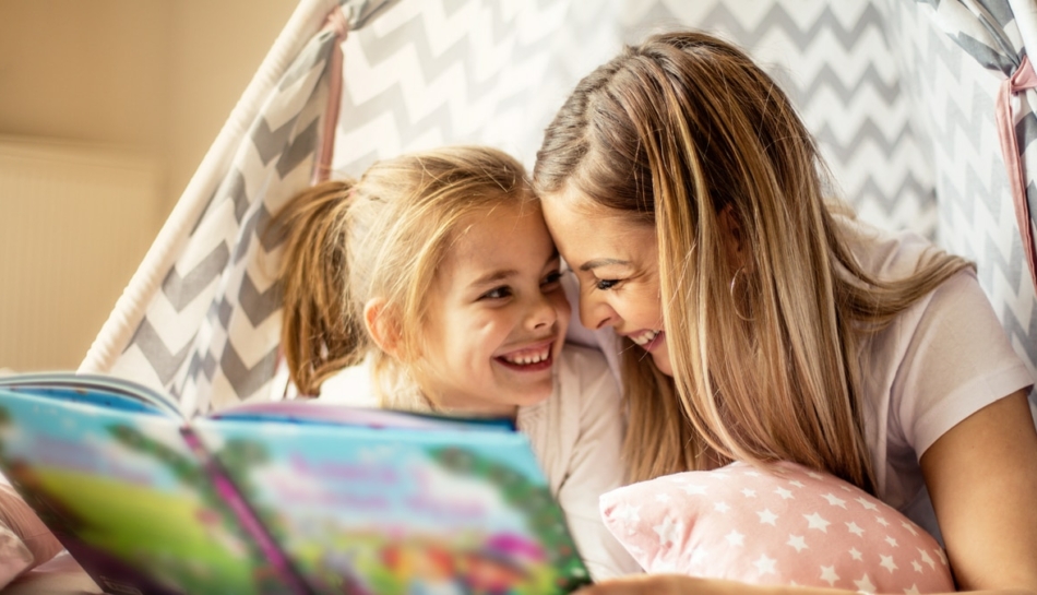 una mamma legge un libro illustrato con la figlia