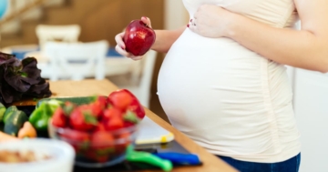 Donna in gravidanza fa uno spuntino