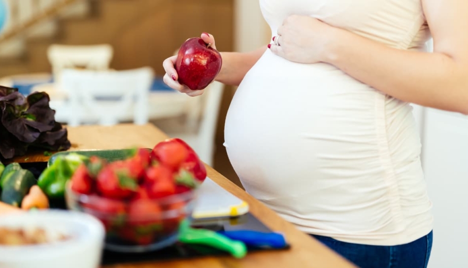 Donna in gravidanza fa uno spuntino