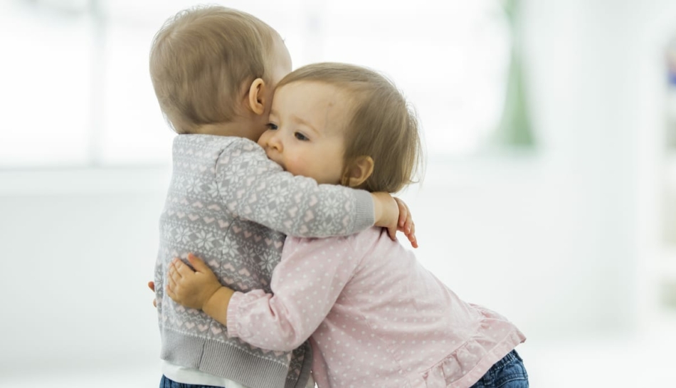 Due bambini piccoli che si abbracciano