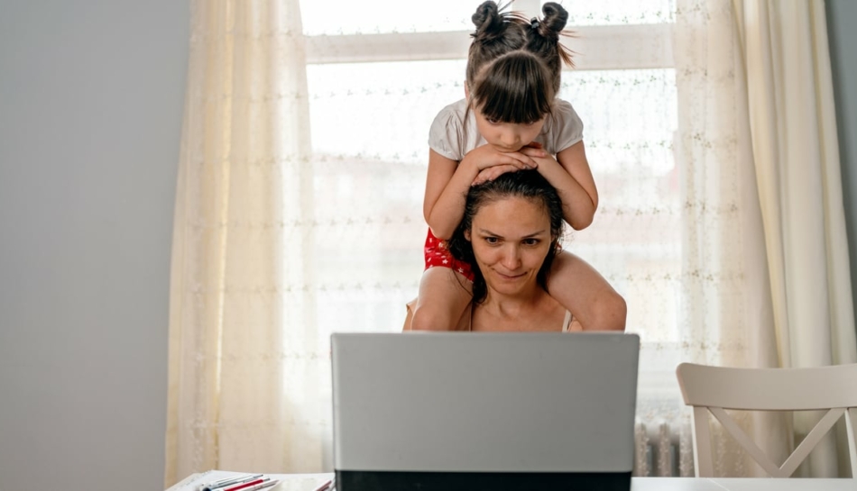 Madre lavoratrice da cosa con la figlia sulle spalle