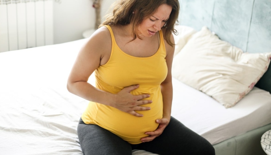 Donna soffre di mal di pancia in gravidanza